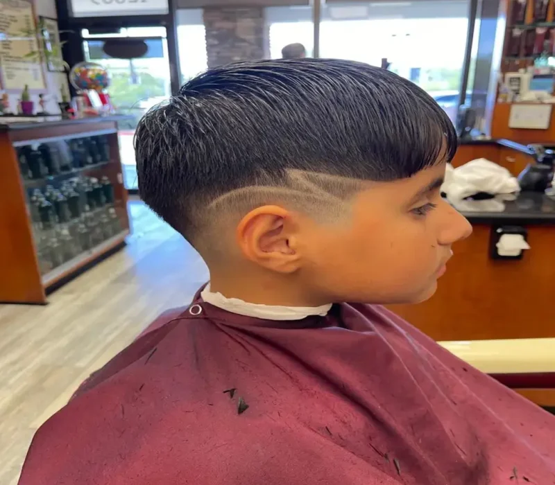 e9fd2359-03c3-4c80-96f0-9990345624bf (2) Close-up of a barber giving a precision haircut